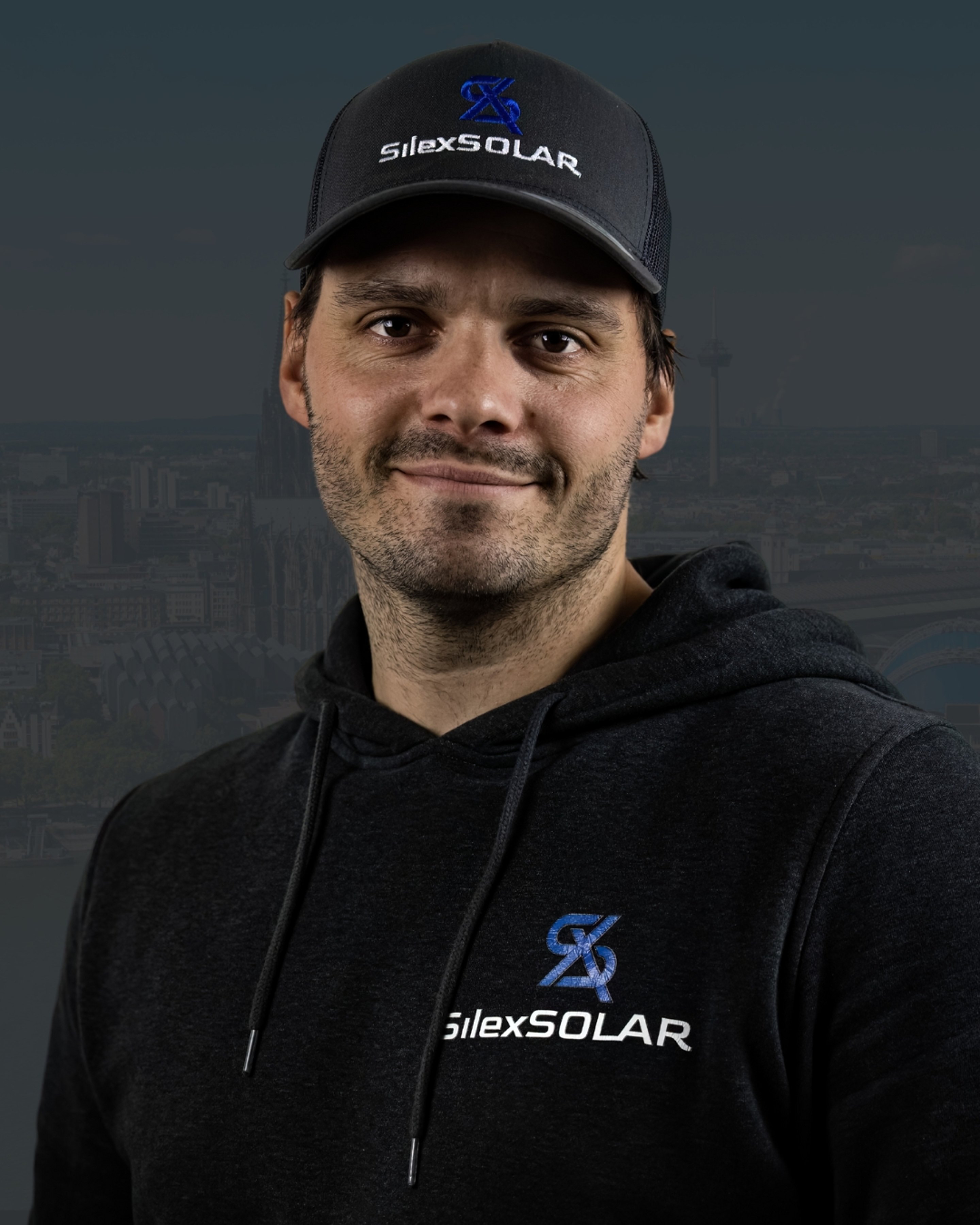 Mann mit Bart, schwarzer Kappe und Kapuzenpullover, beides mit „SilexSOLAR“-Logo.