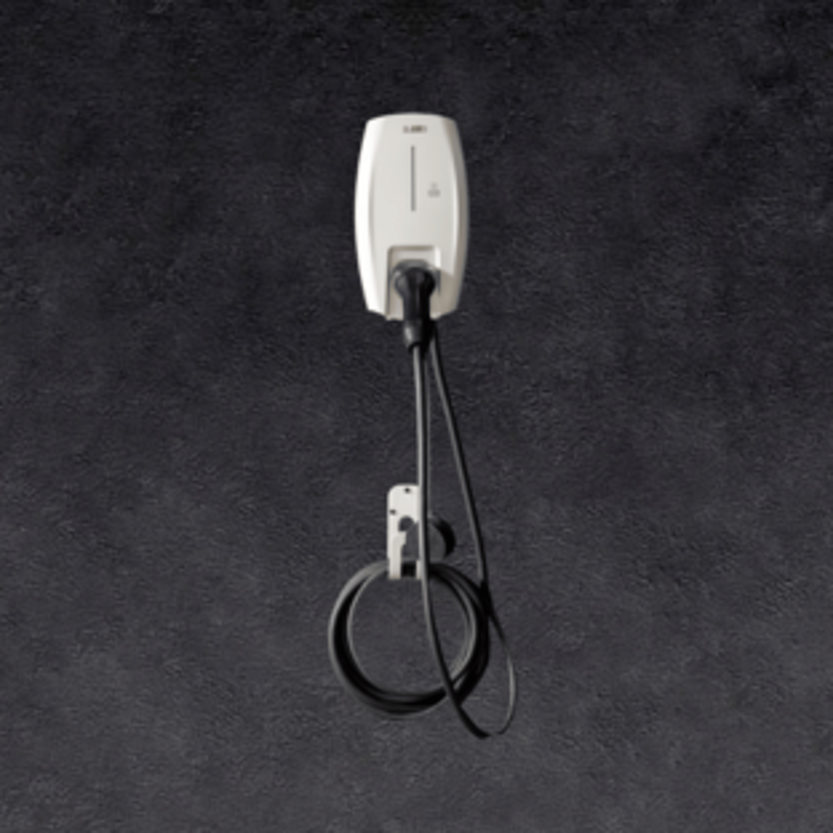 Weiße, an der Wand montierte Ladestation für Elektrofahrzeuge mit schwarzem Kabel und Stecker, auf dunklem Hintergrund.